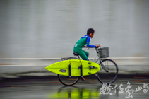 雨中衝浪