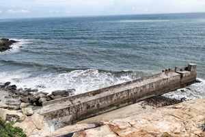 網路上有看到有人來這裡探險 對方走的是山路 因為偶找不到山路 只好走海岸岩石峭壁路線