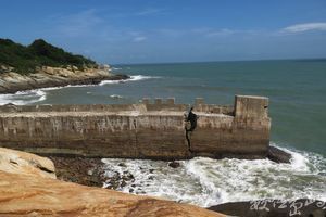 網路上有看到有人來這裡探險 對方走的是山路 因為偶找不到山路 只好走海岸岩石峭壁路線