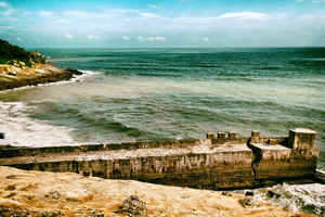 網路上有看到有人來這裡探險 對方走的是山路 因為偶找不到山路 只好走海岸岩石峭壁路線