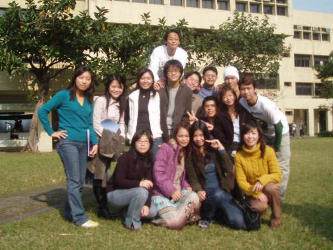 基隆海大育樂館前的草