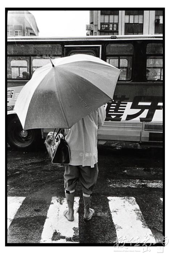 撐大傘的修行者