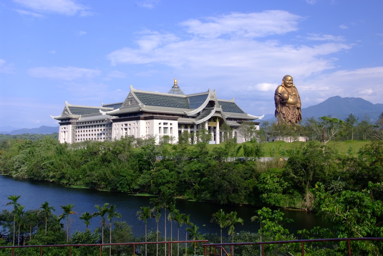 峨眉湖彌陀大佛