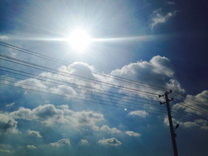 陽光、天空、電線桿