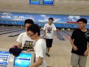 和朋友們一起開心打保齡球
