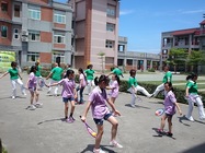 長輩與孩童一起來運動