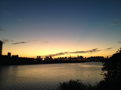 河濱 繽紛的夕陽