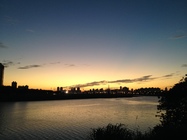 河濱繽紛的夕陽