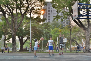 一家人練習投籃球