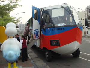 鴨子船試營運首航