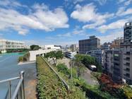 司令台上，眼裡的下操場