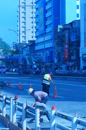 認真工作中的人