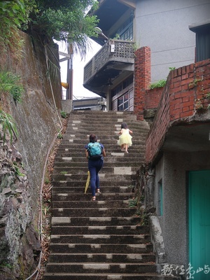 爬階梯的小朋友