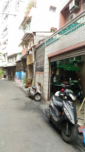 巷弄中回家休息的黑輪伯