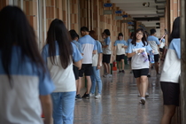 穿梭於教室走廊