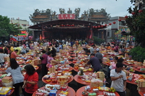 王船祭當天拜拜的情形