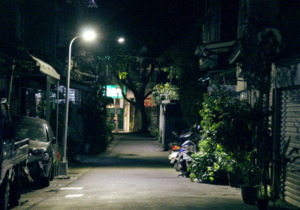 晚上巷弄光照之處