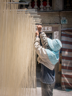 西衛  做麵線的女士