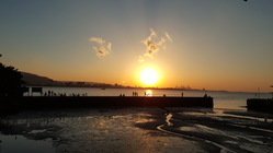 回家的旅人與夕陽在滬尾漁港