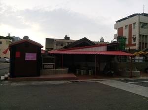 後龍一小廟側景