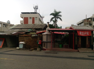 後龍一小廟與廢屋