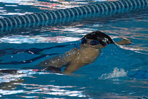 劃出青春的泳者