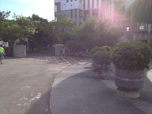 校門前的空曠地