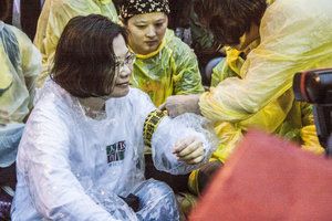 綁上布條就是一國的