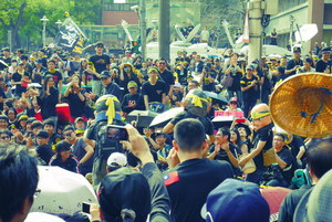 你們在前進，我們在看著