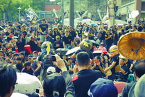 你們在前進，我們在看著