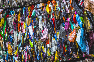 廢棄物的灰色繽紛