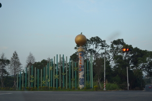 十字路口旁藝術梨