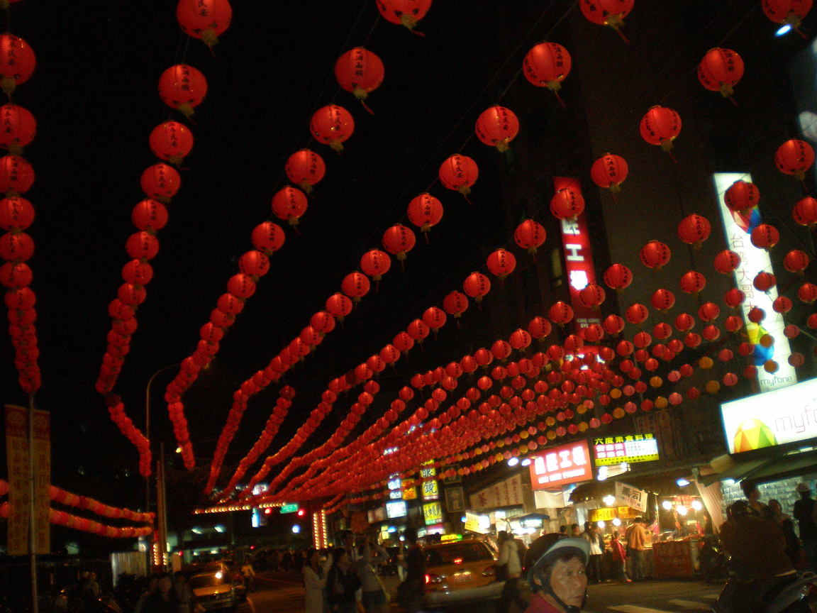 大紅燈龍高高掛