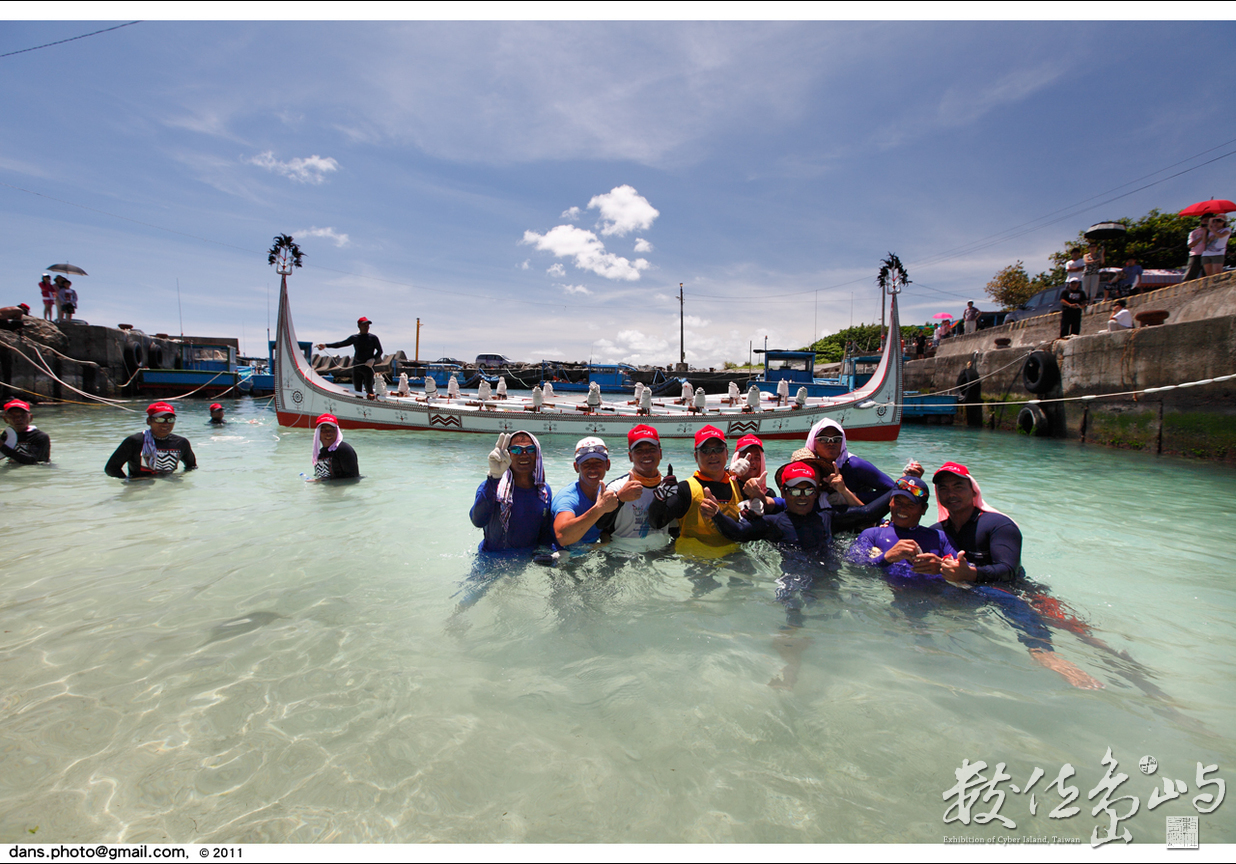 蘭嶼大船抵達墾丁鼻頭港