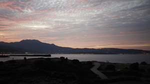 岸邊的晚霞與燈光