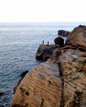 釣魚人與岩石景觀