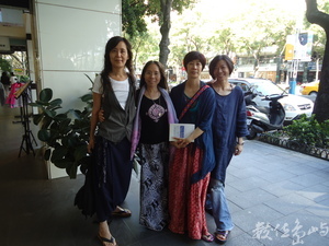 玫玲MicoMegaWega與心靈姊妹合影於台北光點旁2012