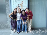 玫玲MicoMegaWega與圓葉蓁蓁資深伙伴合影於城市舞台2010