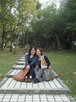 與親愛姐姐合影在大安森林公園2013
