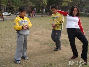 與可愛雙胞胎小朋友合照身體變形2011