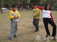 與可愛雙胞胎小朋友合照身體變形2011