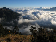 〈志佳陽大山望雪山山彙雲海與中央山脈間的雲海〉
