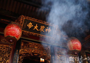 保安宮印象-裊裊入雲霄(陳旺展/2013年攝影)