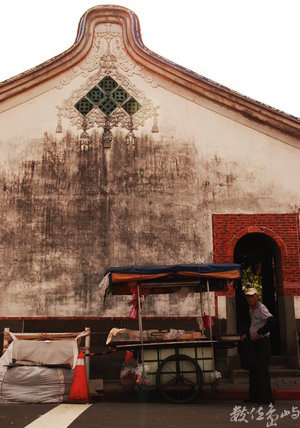 保安宮印象-宮外的賣粿老者(陳旺展/2013年攝影)