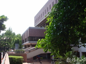 國圖門外的春天(photo by chc)