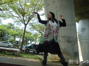 玫玲--Mico隨緣舞空神聖律動在泰安火車站橋墩下2013