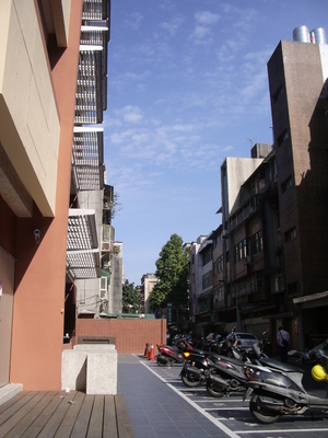 午後，巷中的等待