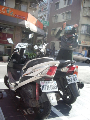 午後，巷中的等待