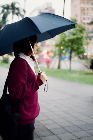 並沒有急著走。