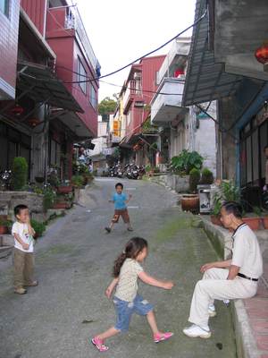 嬉遊巷弄間 圖．文／呂明翰